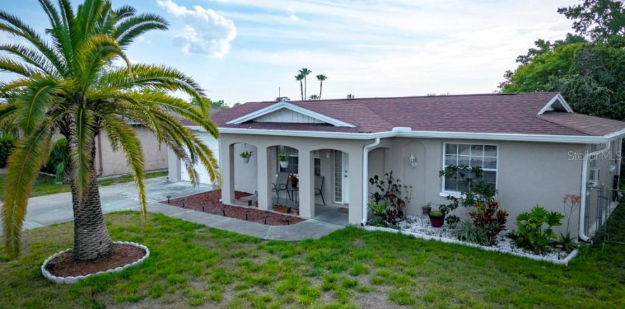 House in Port Richey, Florida 3 bedrooms, 145.21 sq.m. № 1886868