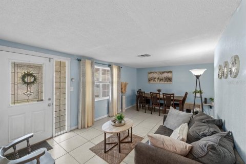 House in Port Richey, Florida 3 bedrooms, 145.21 sq.m. № 1886868 - photo 10