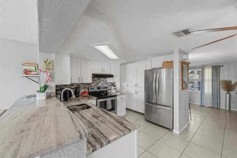 House in Port Richey, Florida 3 bedrooms, 145.21 sq.m. № 1886868 - photo 16