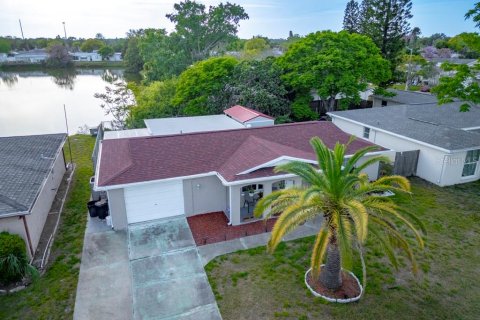 House in Port Richey, Florida 3 bedrooms, 145.21 sq.m. № 1886868 - photo 7