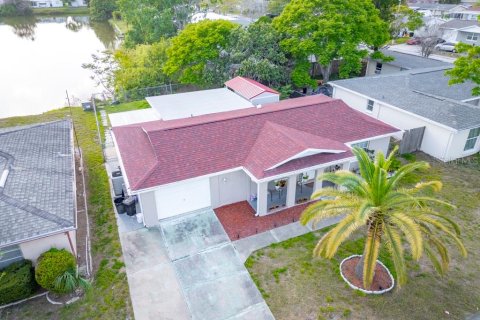 House in Port Richey, Florida 3 bedrooms, 145.21 sq.m. № 1886868 - photo 3