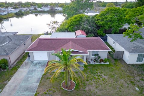 House in Port Richey, Florida 3 bedrooms, 145.21 sq.m. № 1886868 - photo 4