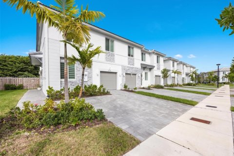 Townhouse in Homestead, Florida 4 bedrooms, 166.3 sq.m. № 2399991 - photo 2