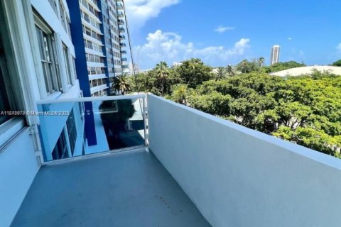 Copropriété à vendre à Miami Beach, Floride: 2 chambres, 102.19 m2 № 1895940 - photo 15