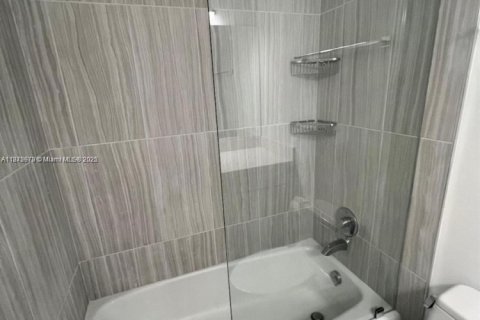 Copropriété à vendre à Miami Beach, Floride: 2 chambres, 102.19 m2 № 1895940 - photo 13
