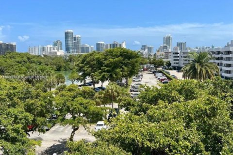 Copropriété à vendre à Miami Beach, Floride: 2 chambres, 102.19 m2 № 1895940 - photo 18