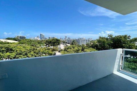 Copropriété à vendre à Miami Beach, Floride: 2 chambres, 102.19 m2 № 1895940 - photo 17