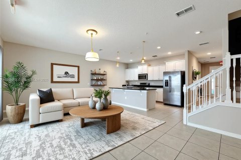 Casa en venta en Davenport, Florida, 4 dormitorios, 202.9 m2 № 1939078 - foto 1