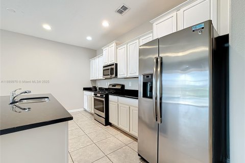 Casa en venta en Davenport, Florida, 4 dormitorios, 202.9 m2 № 1939078 - foto 5