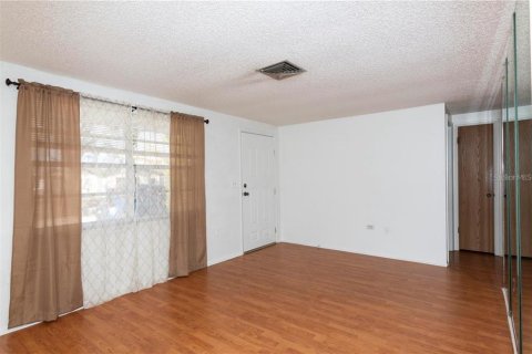 Casa en alquiler en New Port Richey, Florida, 2 dormitorios, 69.12 m2 № 1917521 - foto 6