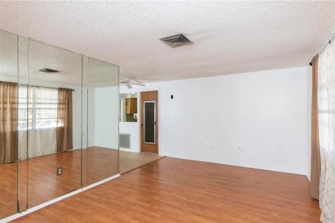 Casa en alquiler en New Port Richey, Florida, 2 dormitorios, 69.12 m2 № 1917521 - foto 5
