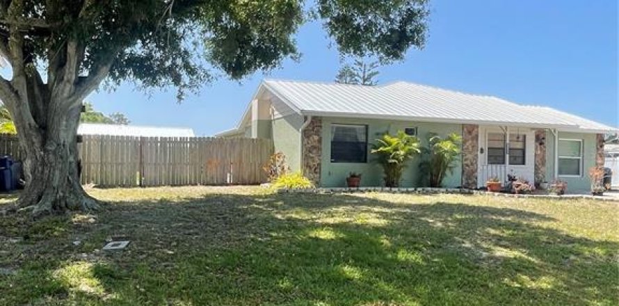 House in Sarasota, Florida 3 bedrooms, 214.42 sq.m. № 1690454
