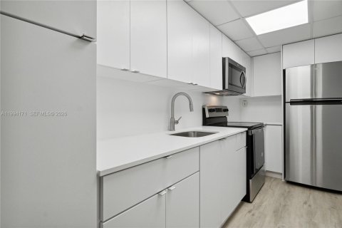 Condo in Miami Beach, Florida  № 2056126 - photo 8