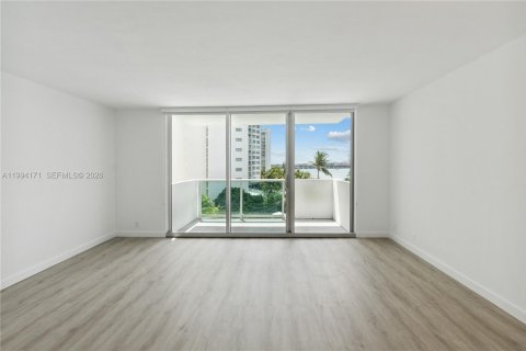 Condo in Miami Beach, Florida  № 2056126 - photo 4