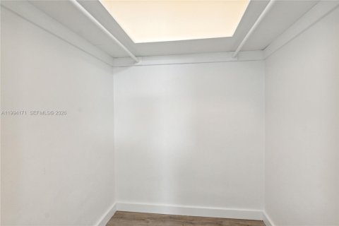 Condo in Miami Beach, Florida  № 2056126 - photo 11