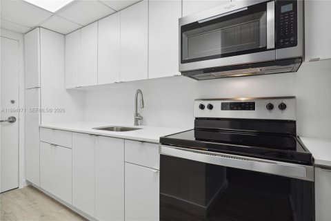 Condo in Miami Beach, Florida  № 2056126 - photo 7