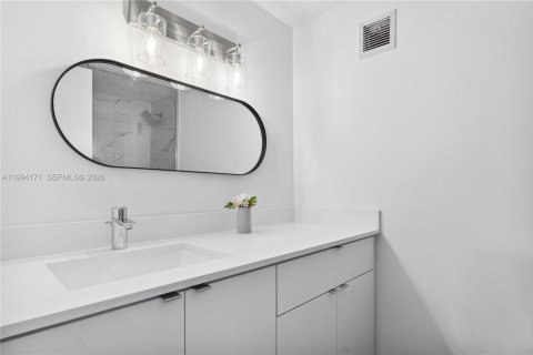 Condo in Miami Beach, Florida  № 2056126 - photo 9