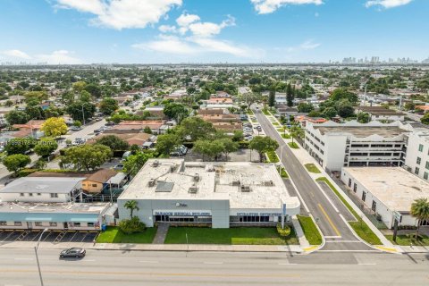 Propiedad comercial en venta en Hialeah, Florida № 1945469 - foto 3