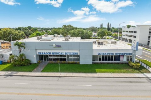 Propiedad comercial en venta en Hialeah, Florida № 1945469 - foto 2