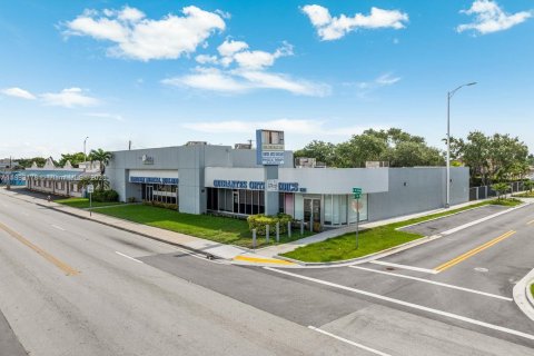 Propiedad comercial en venta en Hialeah, Florida № 1945469 - foto 1