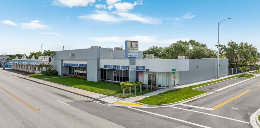Propiedad comercial en Hialeah, Florida № 1945469