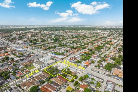 Propiedad comercial en venta en Hialeah, Florida № 1945469 - foto 13