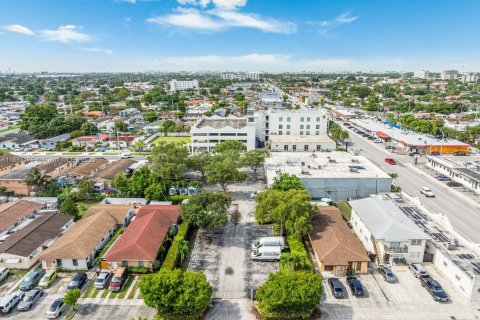 Propiedad comercial en venta en Hialeah, Florida № 1945469 - foto 5