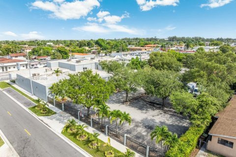Propiedad comercial en venta en Hialeah, Florida № 1945469 - foto 10