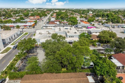 Propiedad comercial en venta en Hialeah, Florida № 1945469 - foto 12