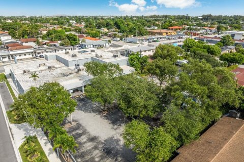 Propiedad comercial en venta en Hialeah, Florida № 1945469 - foto 11