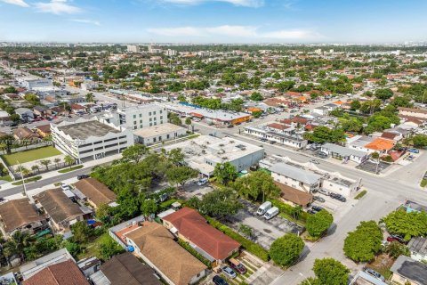 Propiedad comercial en venta en Hialeah, Florida № 1945469 - foto 6