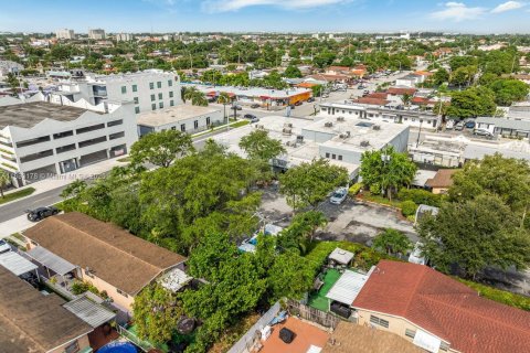 Propiedad comercial en venta en Hialeah, Florida № 1945469 - foto 9