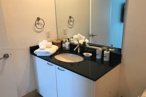 Condominio en venta en Sunny Isles Beach, Florida, 2 dormitorios, 179.77 m2 № 1999510 - foto 22