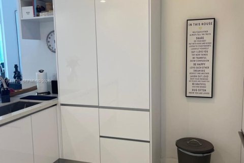 Condominio en venta en Sunny Isles Beach, Florida, 2 dormitorios, 179.77 m2 № 1999510 - foto 9