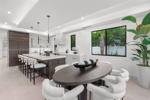 House in Delray Beach, Florida 5 bedrooms, 347.92 sq.m. № 1944797 - photo 9