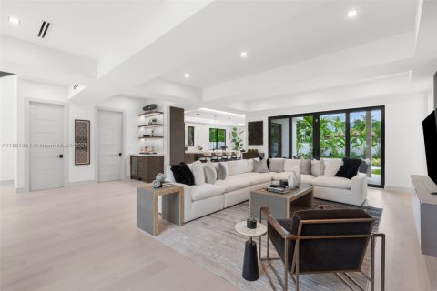 House in Delray Beach, Florida 5 bedrooms, 347.92 sq.m. № 1944797 - photo 2