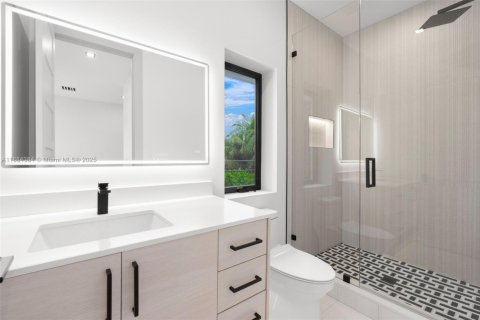 House in Delray Beach, Florida 5 bedrooms, 347.92 sq.m. № 1944797 - photo 12