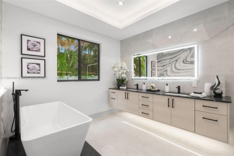 House in Delray Beach, Florida 5 bedrooms, 347.92 sq.m. № 1944797 - photo 27