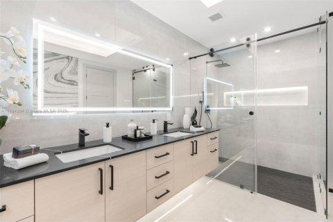 House in Delray Beach, Florida 5 bedrooms, 347.92 sq.m. № 1944797 - photo 28