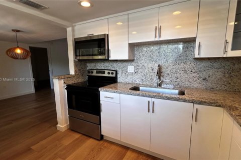 Copropriété à louer à Miami, Floride: 2 chambres, 91.51 m2 № 1883812 - photo 2