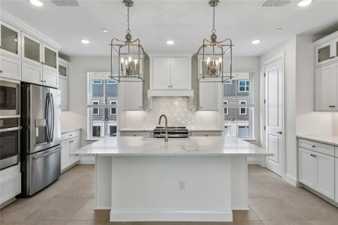 Townhouse in Oviedo, Florida 4 bedrooms, 188.13 sq.m. № 2092879 - photo 4