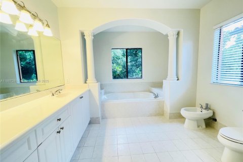 Снять в аренду виллу или дом в Катлер-Бей, Флорида 5 спален, 366.5м2, № 1942372 - фото 13