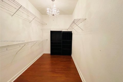 Снять в аренду виллу или дом в Катлер-Бей, Флорида 5 спален, 366.5м2, № 1942372 - фото 12