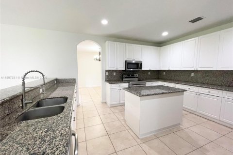 Снять в аренду виллу или дом в Катлер-Бей, Флорида 5 спален, 366.5м2, № 1942372 - фото 6