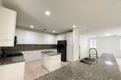 Снять в аренду виллу или дом в Катлер-Бей, Флорида 5 спален, 366.5м2, № 1942372 - фото 5