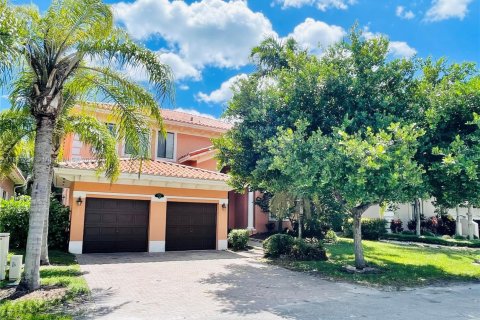 Снять в аренду виллу или дом в Катлер-Бей, Флорида 5 спален, 366.5м2, № 1942372 - фото 1