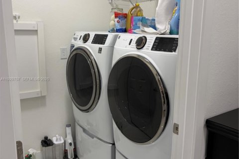 House in Homestead, Florida 4 bedrooms, 193.98 sq.m. № 1988583 - photo 8