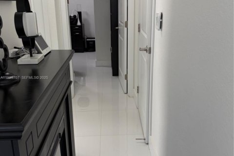 House in Homestead, Florida 4 bedrooms, 193.98 sq.m. № 1988583 - photo 2