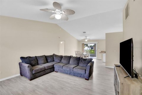 House in Vero Beach, Florida 3 bedrooms, 123 sq.m. № 1917679 - photo 5