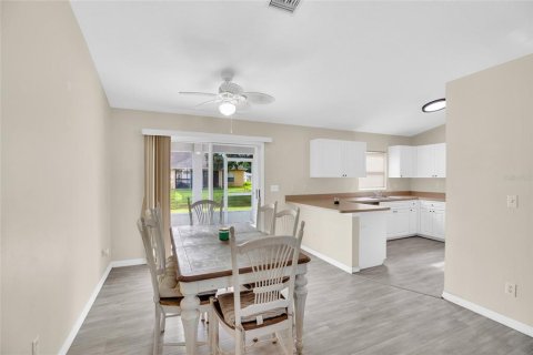House in Vero Beach, Florida 3 bedrooms, 123 sq.m. № 1917679 - photo 9